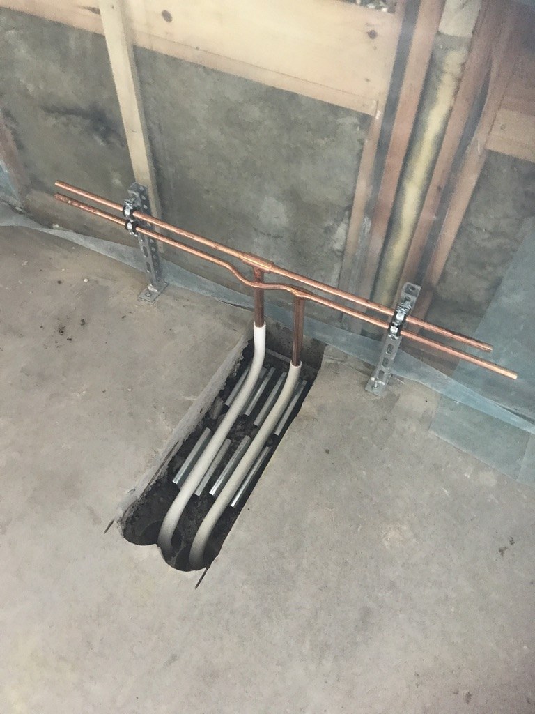 Kopparrör och golvvärmeslingor installerade av Amin VVS AB